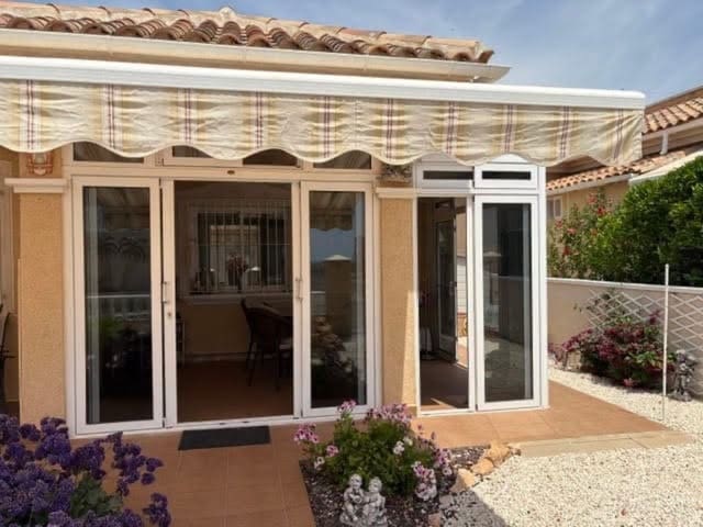 2 soveværelse Villa til salg i Villamartin, Orihuela med swimmingpool - € 235.000 (Ref: 10097395)