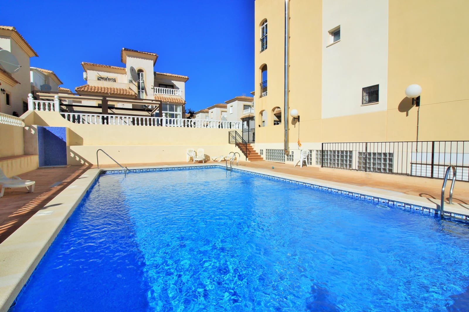 3 makuuhuone Huvila myytävänä paikassa Playa Flamenca mukana uima-altaan 
autotalli - 259 950 € (Ref: 10111161)