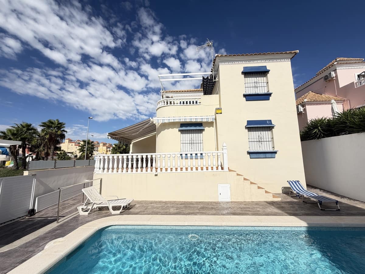 3 bedroom Villa for sale in Villamartin with pool garage - € 364,995 (Ref: 10160152)