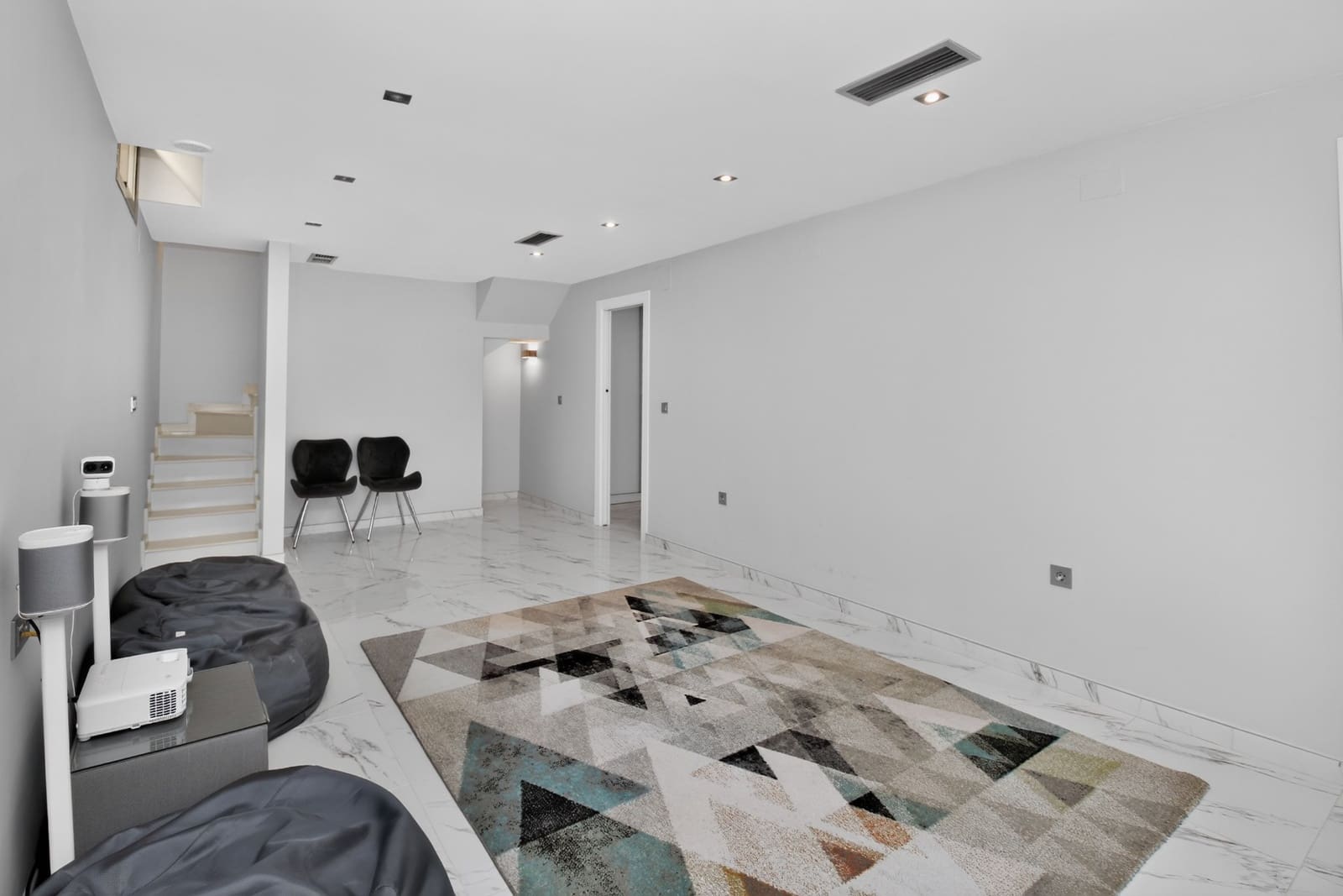 Chalet de 4 habitaciones en Villamartin en venta con piscina garaje - 469.995 € (Ref: 10167856)