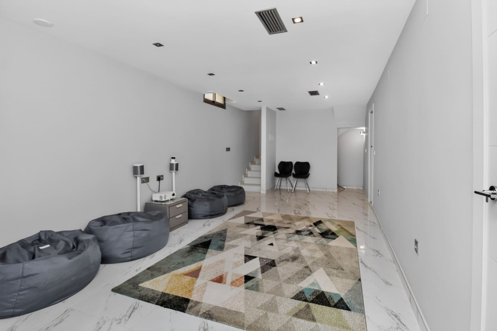 Chalet de 4 habitaciones en Villamartin en venta con piscina garaje - 469.995 € (Ref: 10167856)