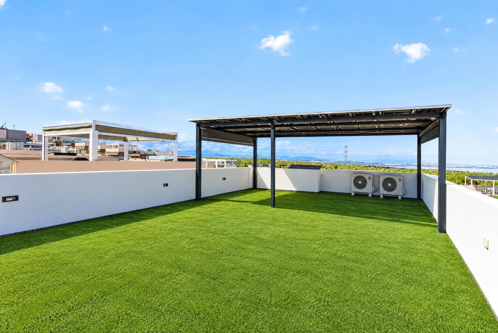 Chalet de 4 habitaciones en Villamartin en venta con piscina garaje - 469.995 € (Ref: 10167856)