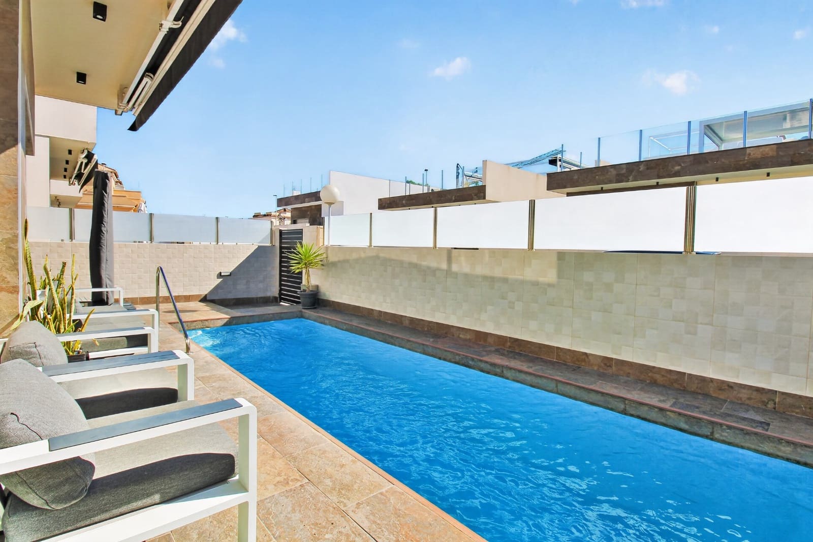Chalet de 4 habitaciones en Villamartin en venta con piscina garaje - 469.995 € (Ref: 10167856)