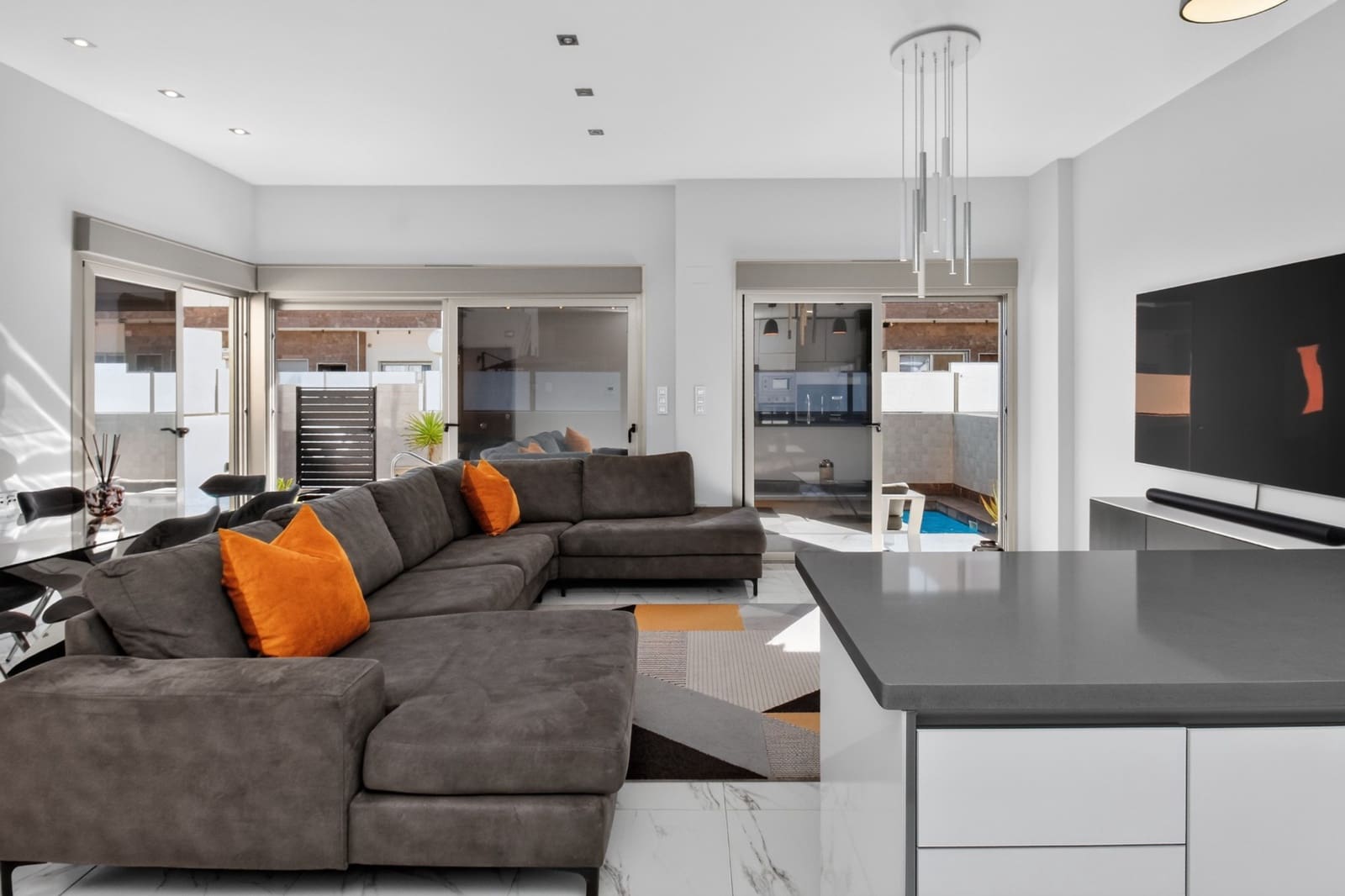 Chalet de 4 habitaciones en Villamartin en venta con piscina garaje - 469.995 € (Ref: 10167856)