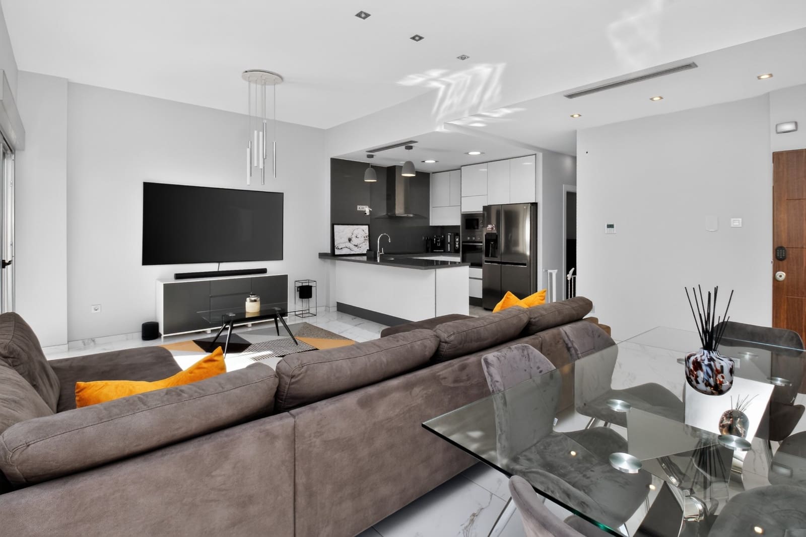 Chalet de 4 habitaciones en Villamartin en venta con piscina garaje - 469.995 € (Ref: 10167856)