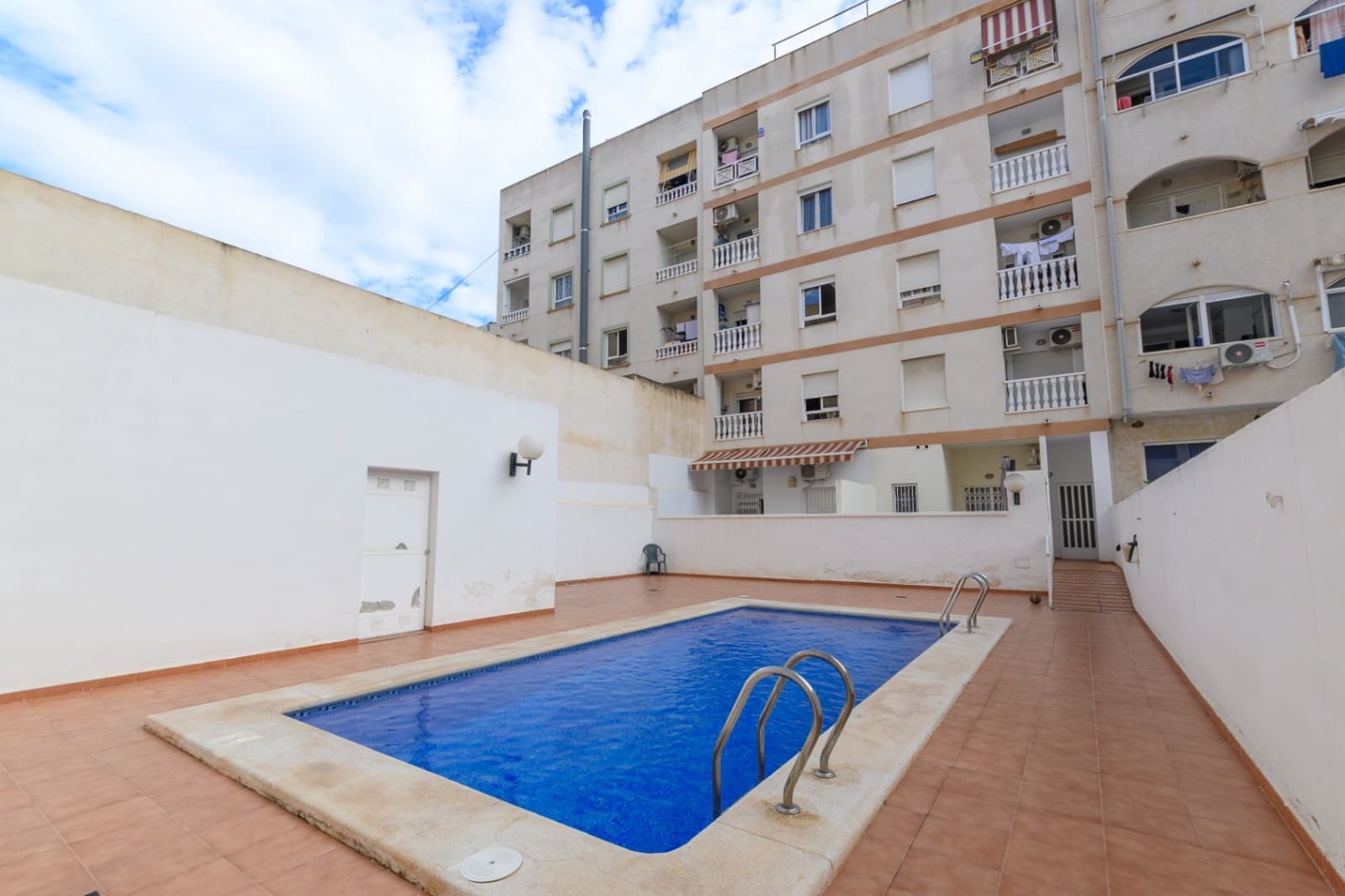 Apartamento de 2 habitaciones en Torrevieja en venta con piscina - 126.000 € (Ref: 10173052)