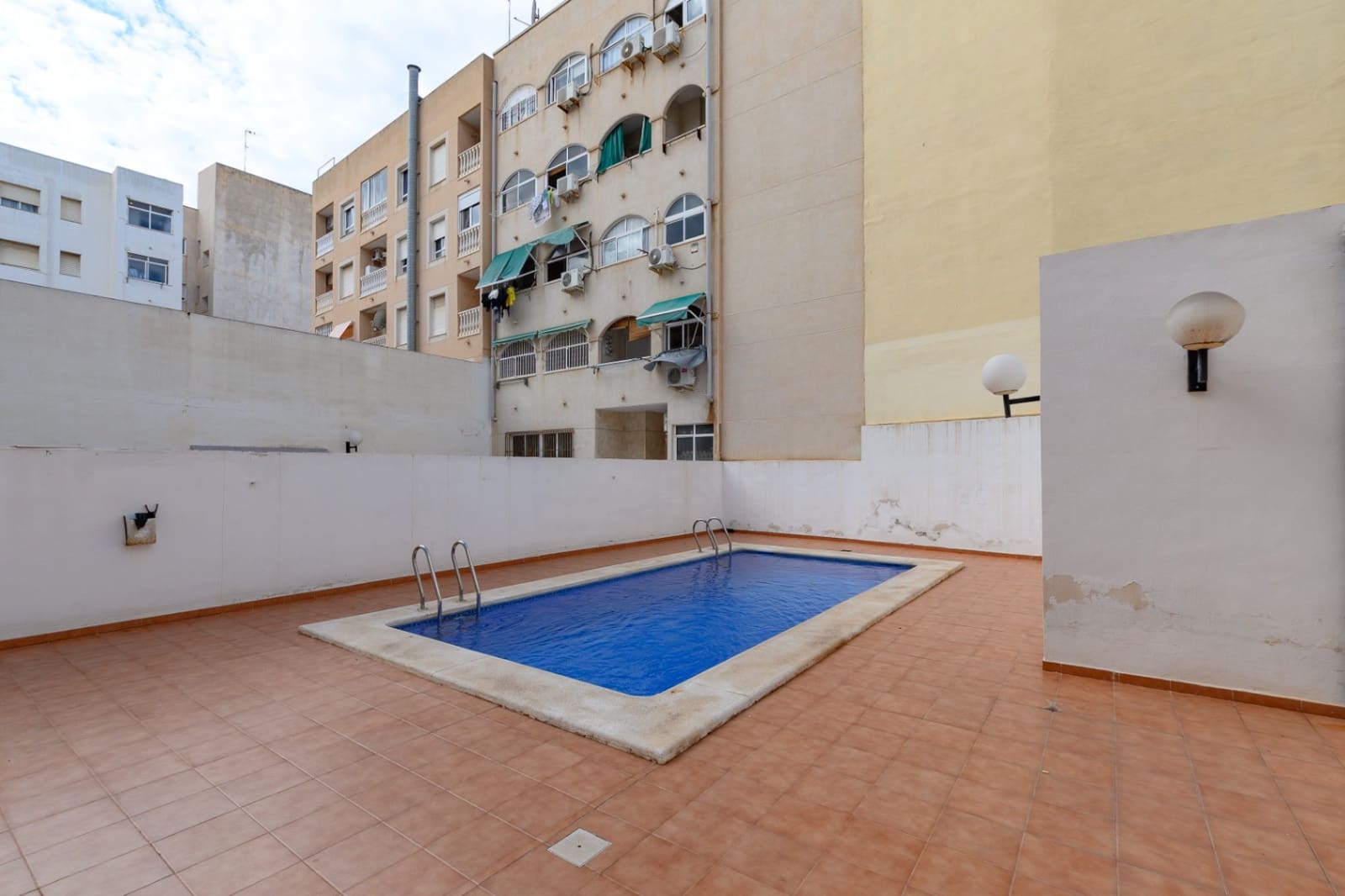 Apartamento de 2 habitaciones en Torrevieja en venta con piscina - 126.000 € (Ref: 10173052)