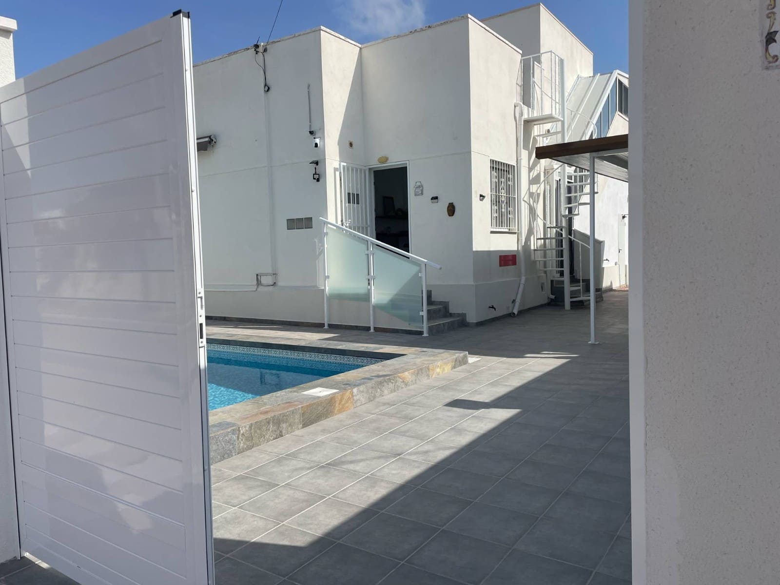 3 quarto Moradia para venda em Torrevieja com piscina - 350 000 € (Ref: 9006817)