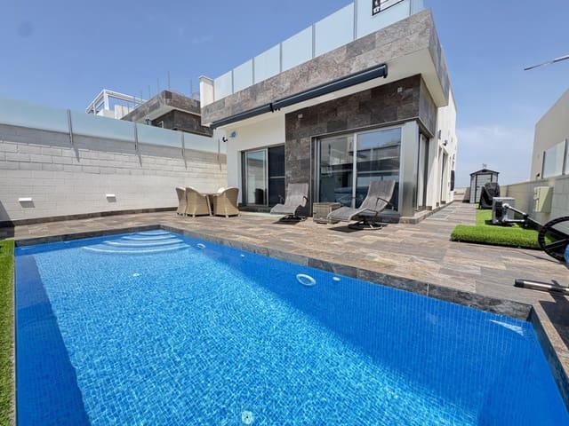 Chalet de 4 habitaciones en Villamartin, Orihuela en venta con piscina - 450.000 € (Ref: 9061580)