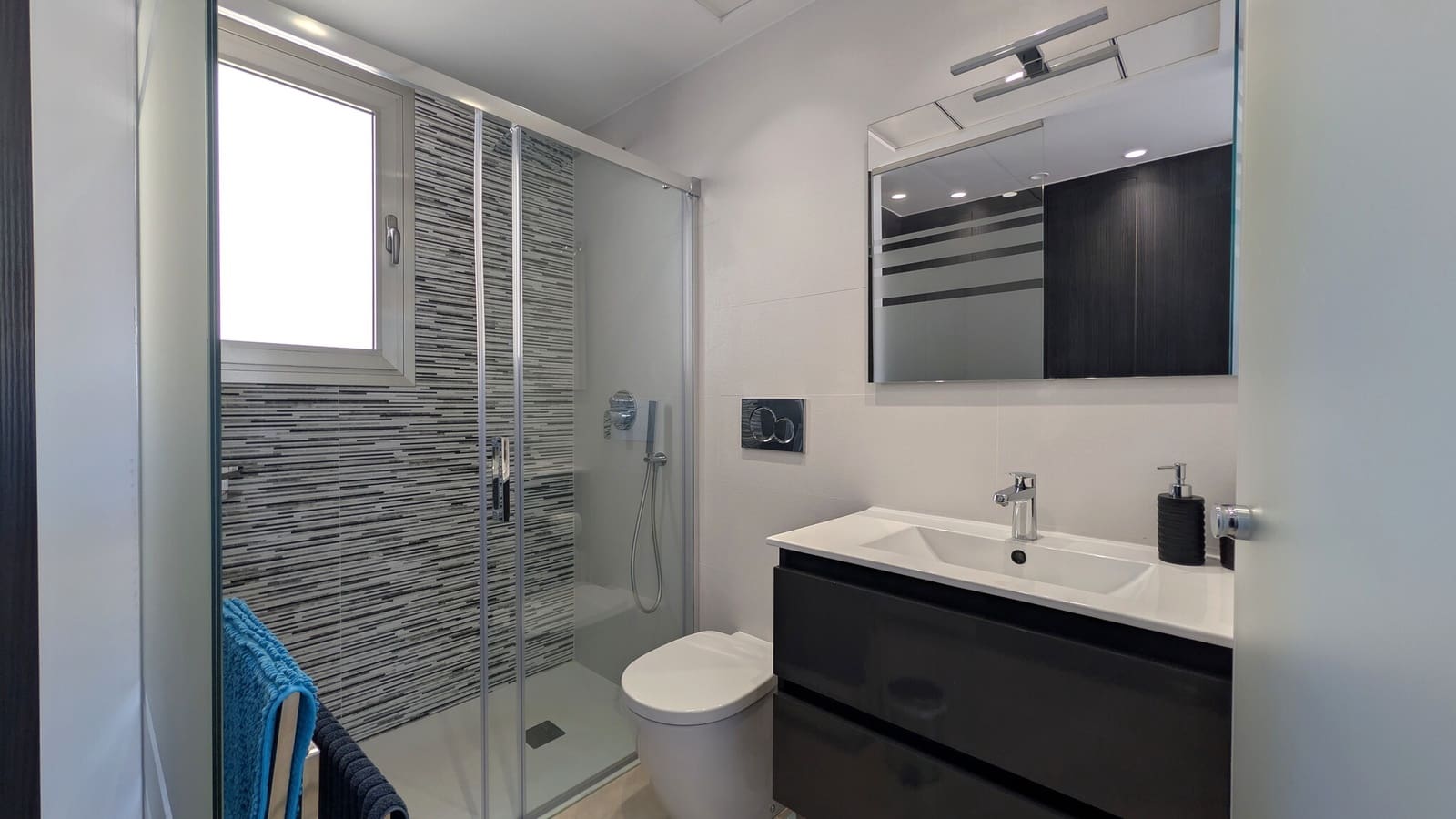 3 bedroom Villa for sale in Villamartin with pool - € 424,950 (Ref: 9362893)