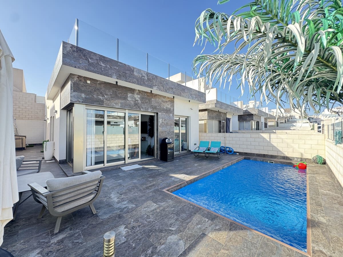 3 bedroom Villa for sale in Villamartin with pool - € 369,950 (Ref: 9363065)