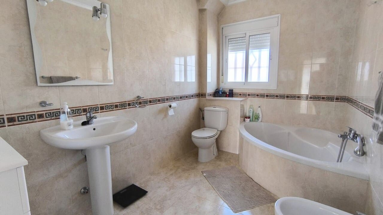 Casa de 3 habitaciones en Ciudad Quesada en venta con piscina - 220.000 € (Ref: 9368985)