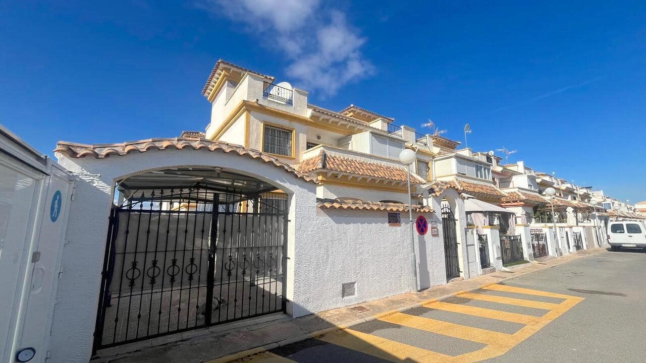 3 soverom Hus til salgs i Torrevieja med svømmebasseng garasje - € 215 000 (Ref: 9374340)