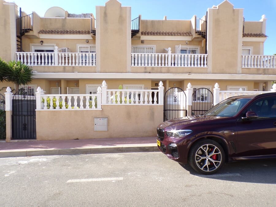 2 bedroom Townhouse for sale in Villamartin with pool garage - € 165,000 (Ref: 9428908)