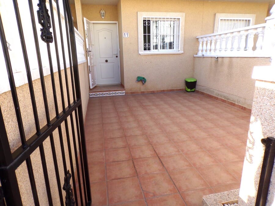 2 bedroom Townhouse for sale in Villamartin with pool garage - € 165,000 (Ref: 9428908)