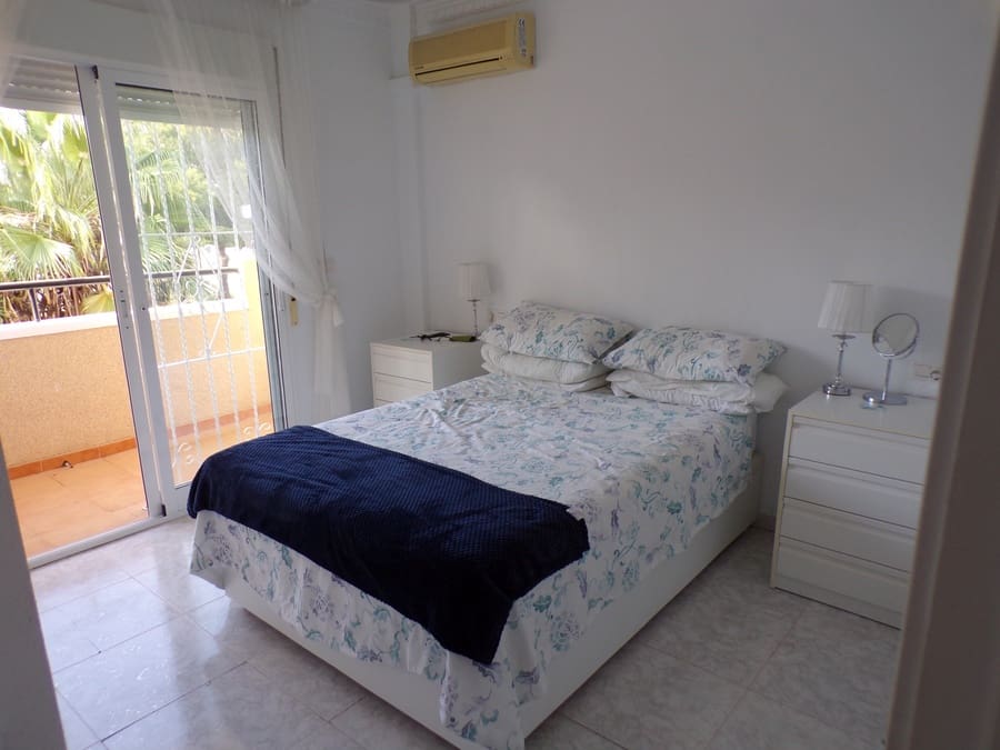 2 bedroom Townhouse for sale in Villamartin with pool garage - € 165,000 (Ref: 9428908)