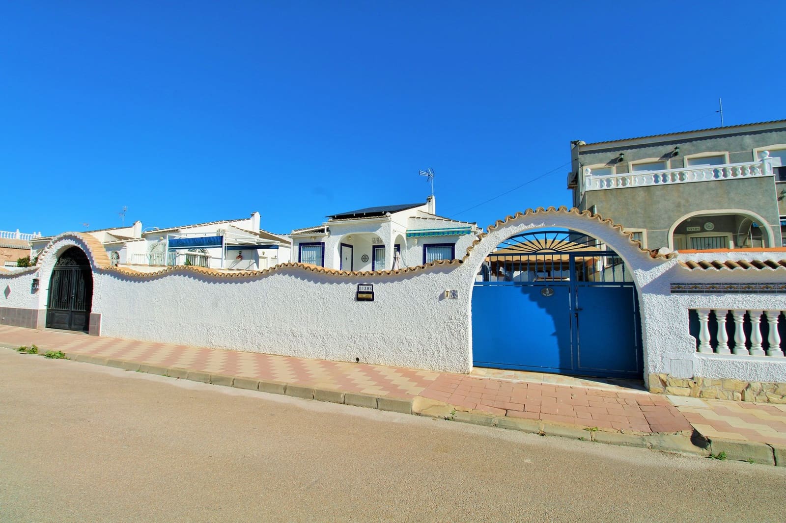 2 bedroom Villa for sale in Torrevieja with pool - € 279,000 (Ref: 9429042)