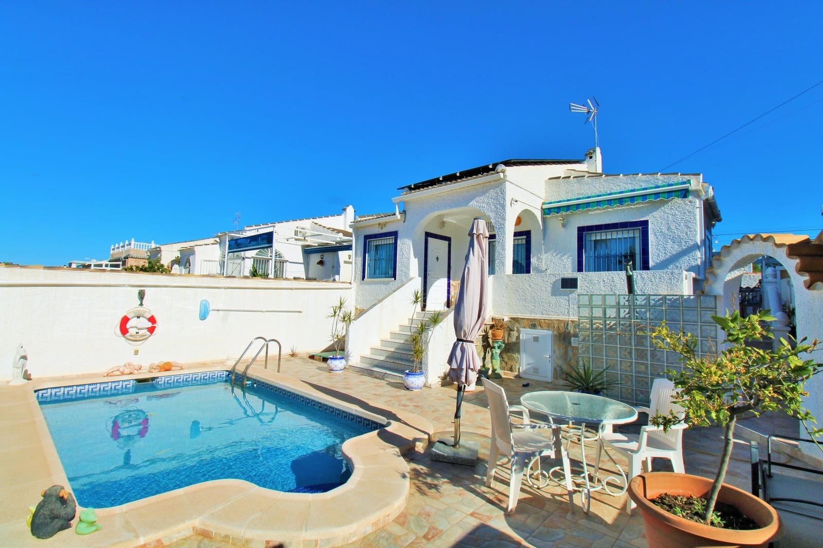 2 bedroom Villa for sale in Torrevieja with pool - € 279,000 (Ref: 9429042)