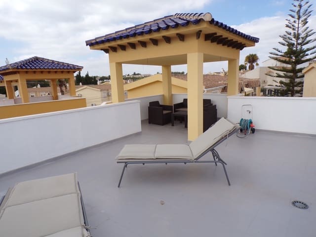 3 soveværelse Villa til salg i Villamartin, Orihuela med swimmingpool - € 259.995 (Ref: 9432304)