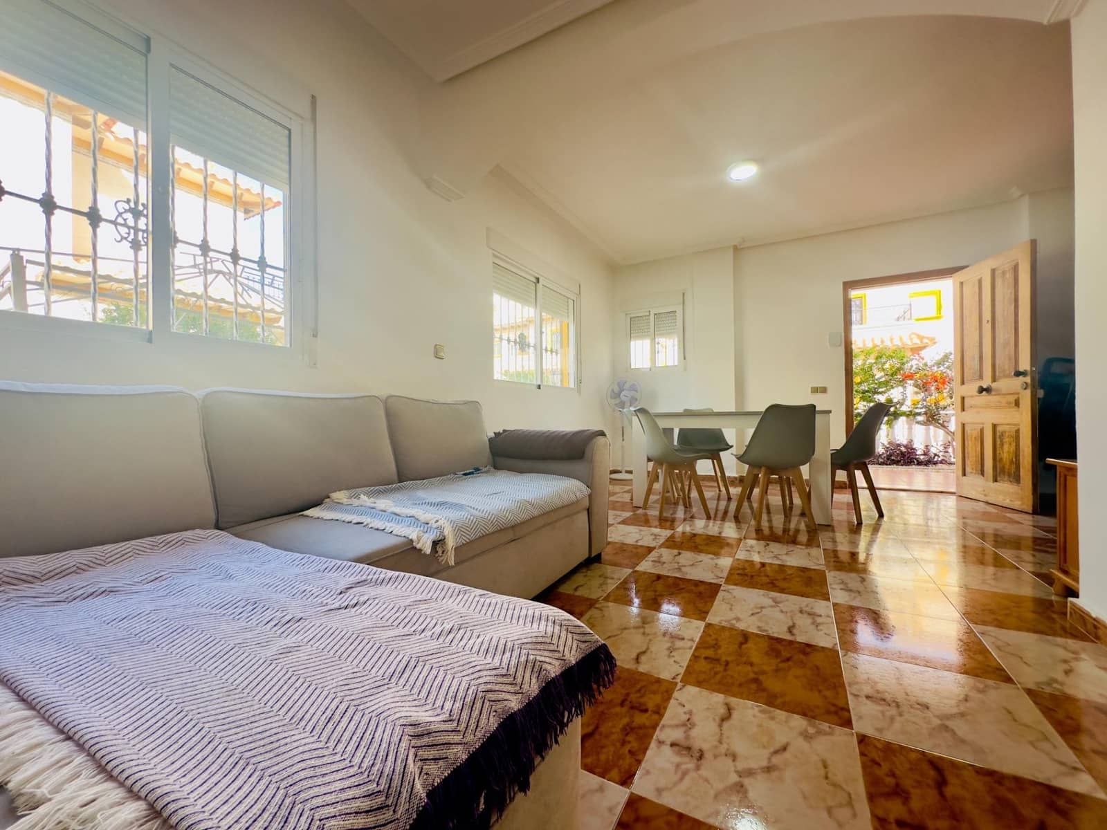 Chalet de 2 habitaciones en Orihuela Costa en venta con piscina - 240.000 € (Ref: 9432335)