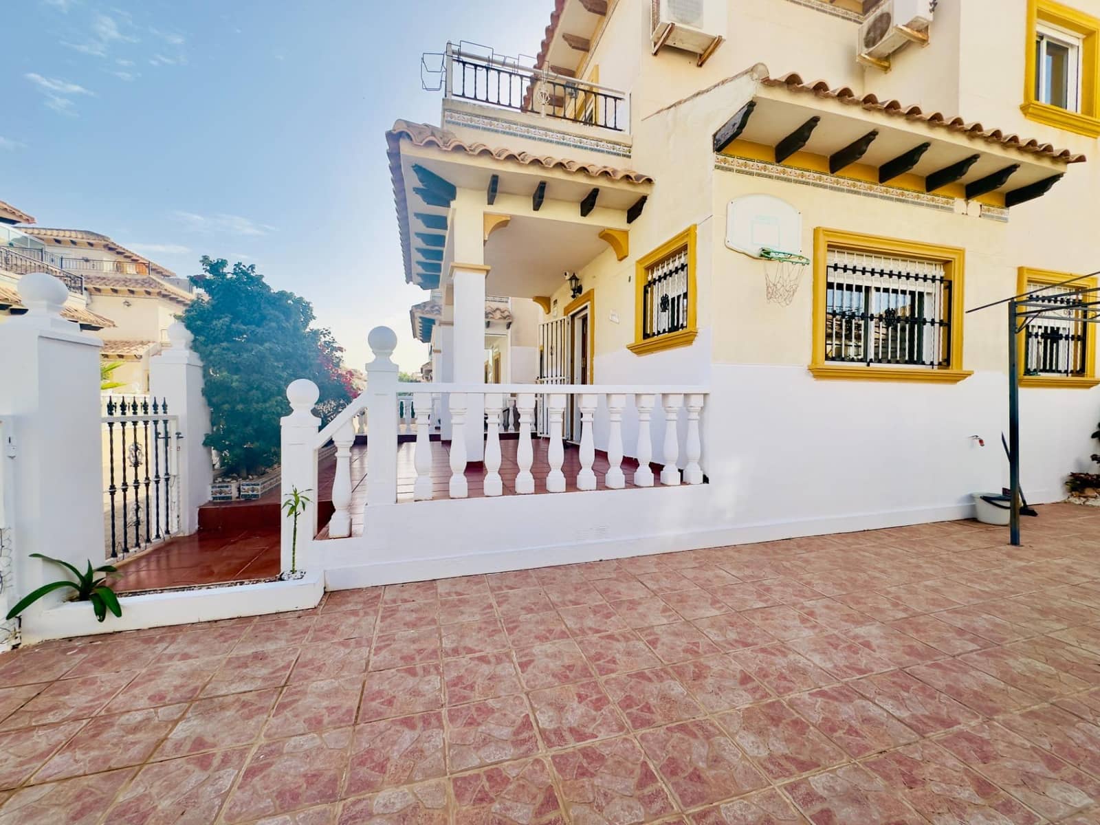 Chalet de 2 habitaciones en Orihuela Costa en venta con piscina - 240.000 € (Ref: 9432335)