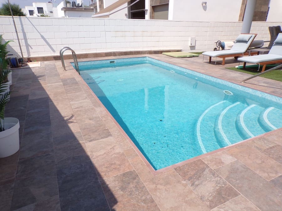 3 soveværelse Villa til salg i Villamartin med swimmingpool - € 450.000 (Ref: 9436761)