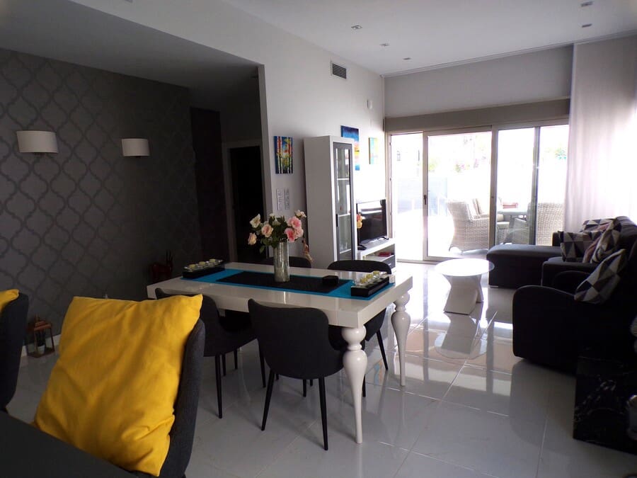 3 soveværelse Villa til salg i Villamartin med swimmingpool - € 450.000 (Ref: 9436761)