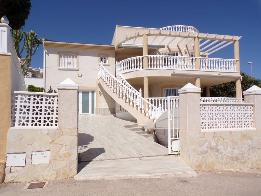 6 bedroom Villa for sale in Villamartin with pool - € 595,000 (Ref: 9436762)