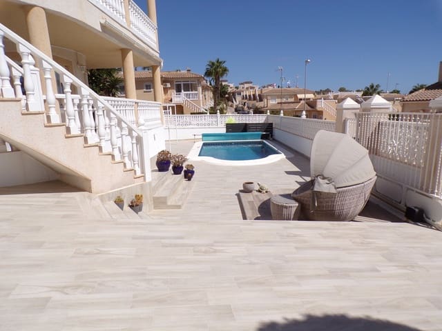 6 soveværelse Villa til salg i Villamartin, Orihuela med swimmingpool - € 595.000 (Ref: 9436762)