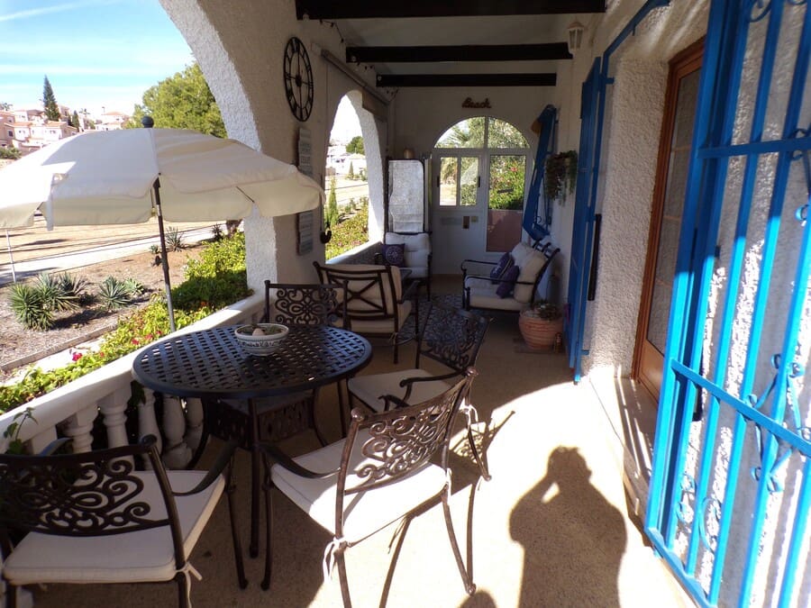 3 soveværelse Villa til salg i Villamartin med swimmingpool - € 320.000 (Ref: 9436767)