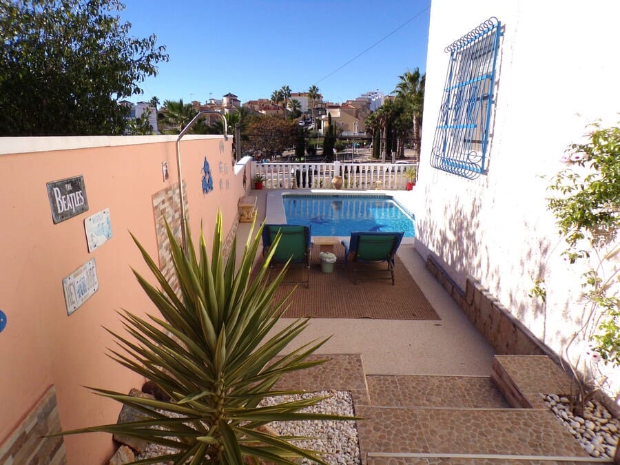 3 soveværelse Villa til salg i Villamartin med swimmingpool - € 320.000 (Ref: 9436767)