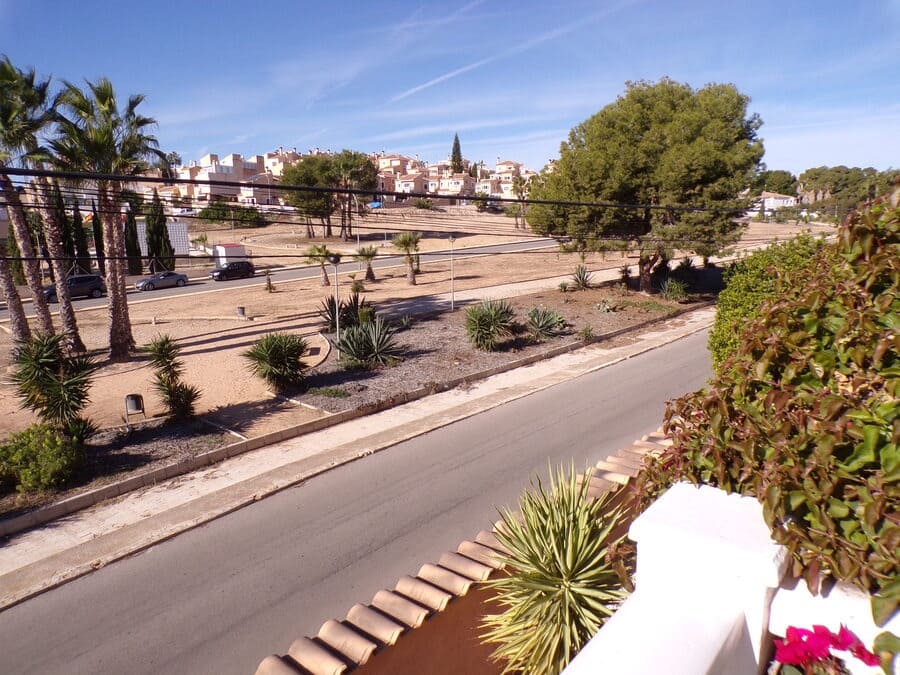 3 soveværelse Villa til salg i Villamartin med swimmingpool - € 320.000 (Ref: 9436767)