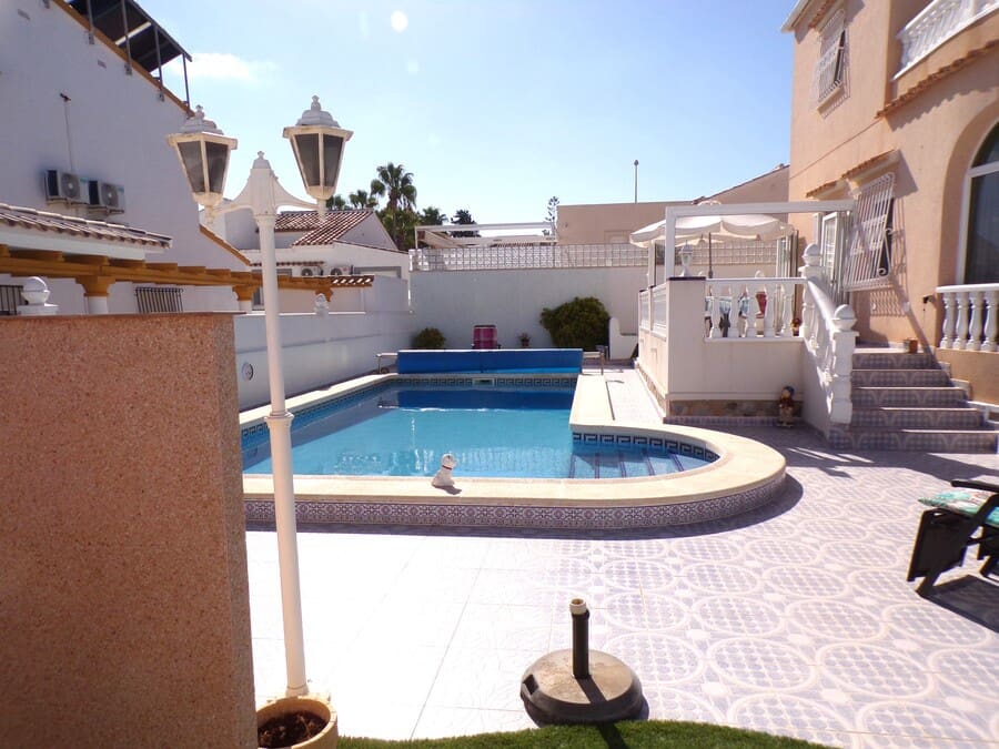 3 soveværelse Villa til salg i Villamartin med swimmingpool garage - € 399.000 (Ref: 9436775)