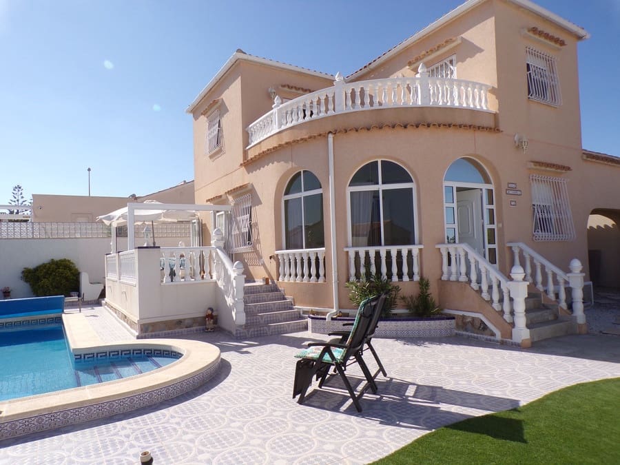 3 soveværelse Villa til salg i Villamartin med swimmingpool garage - € 399.000 (Ref: 9436775)