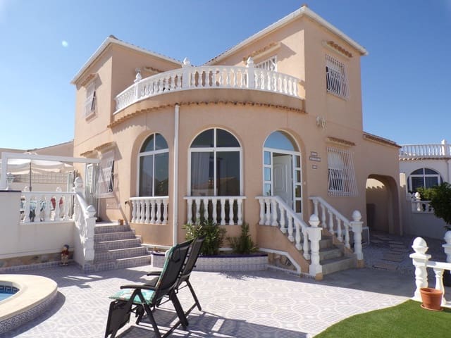 3 soveværelse Villa til salg i Villamartin, Orihuela med swimmingpool garage - € 399.000 (Ref: 9436775)