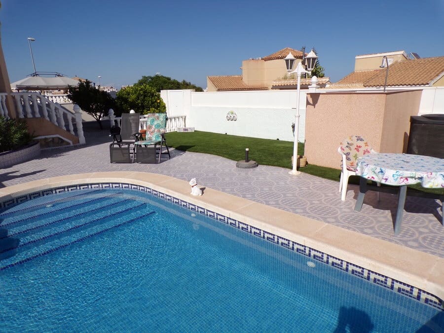 3 soveværelse Villa til salg i Villamartin med swimmingpool garage - € 399.000 (Ref: 9436775)
