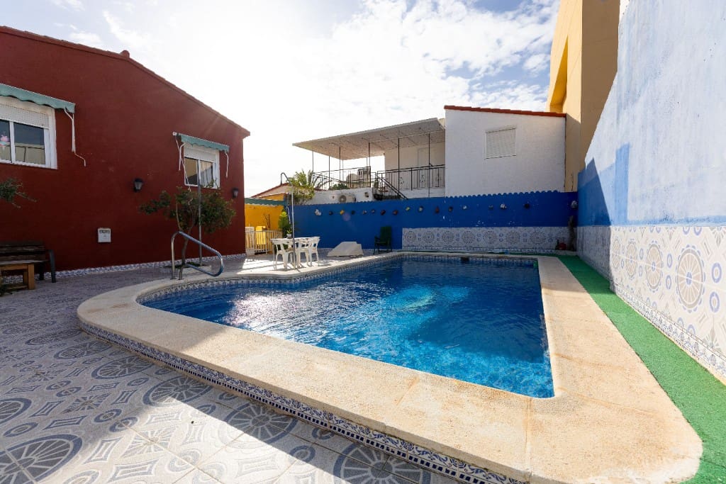 Chalet de 4 habitaciones en Orihuela Costa en venta con piscina garaje - 340.000 € (Ref: 9436786)
