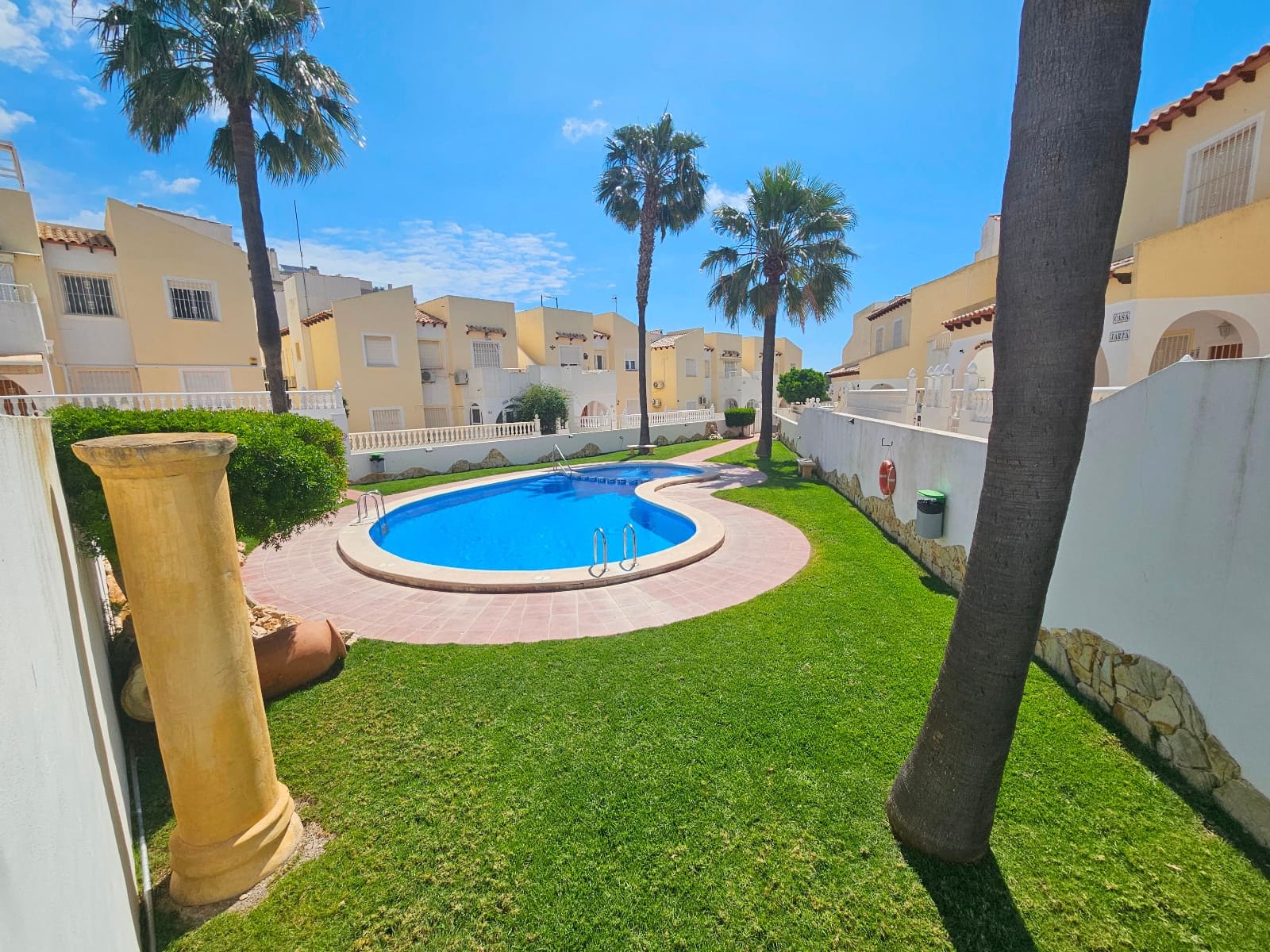 3 bedroom Townhouse for sale in Villamartin with pool - € 175,000 (Ref: 9481457)