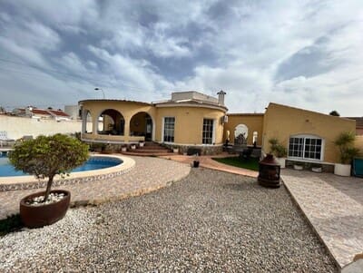 Chalet de 3 habitaciones en San Luis, Torrevieja en venta con piscina - 400.000 € (Ref: 9500141)