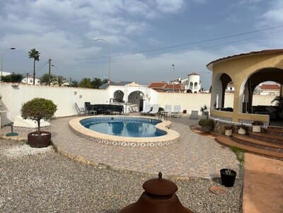 Chalet de 3 habitaciones en San Luis, Torrevieja en venta con piscina - 400.000 € (Ref: 9500141)