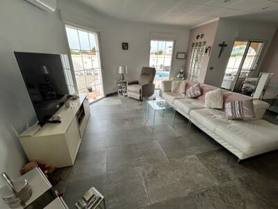 Chalet de 3 habitaciones en San Luis, Torrevieja en venta con piscina - 400.000 € (Ref: 9500141)