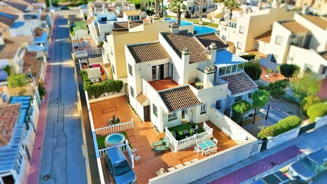 3 makuuhuone Omakotitalo myytävänä paikassa Playa Flamenca, Orihuela mukana uima-altaan - 249 000 € (Ref: 9603517)