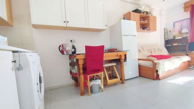 Apartment for sale in Torrevieja - € 65,000 (Ref: 9626613)