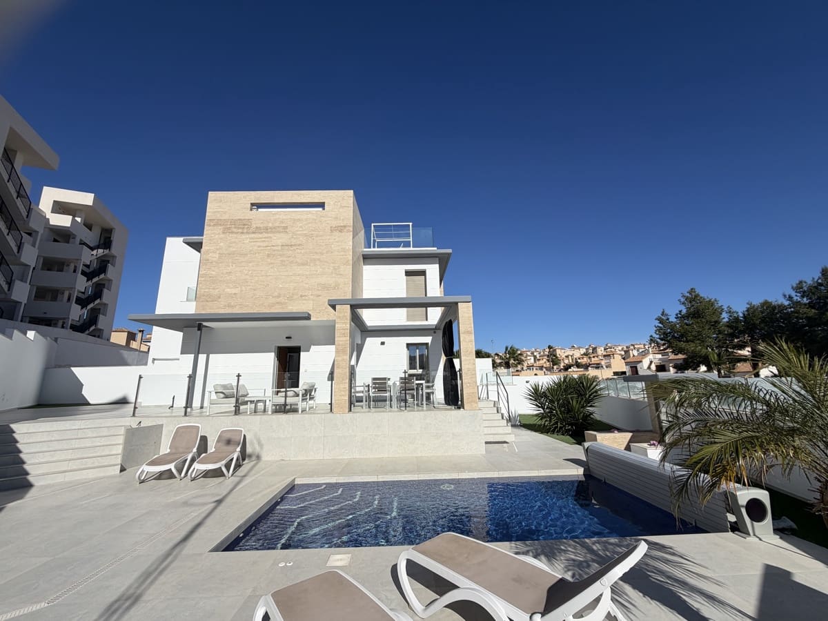 Chalet de 4 habitaciones en Villamartin en venta con piscina - 595.000 € (Ref: 9638065)