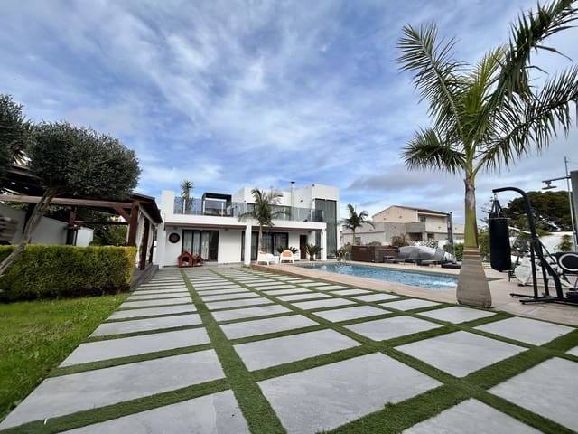 Chalet de 3 habitaciones en Los Balcones en venta con piscina - 1.320.000 € (Ref: 9639780)