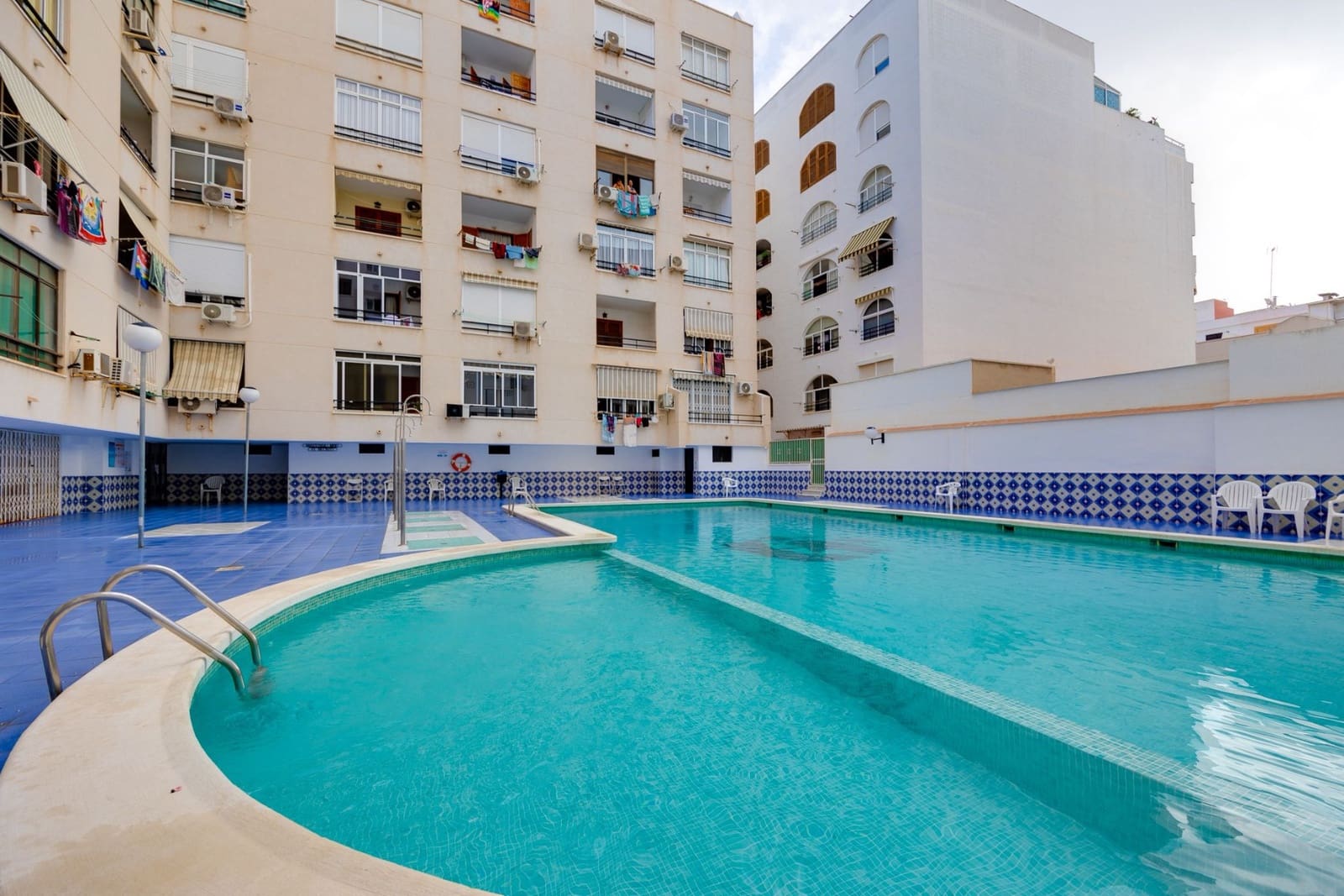 Apartment zu verkaufen in Torrevieja mit Pool - 117.000 € (Ref: 9654232)