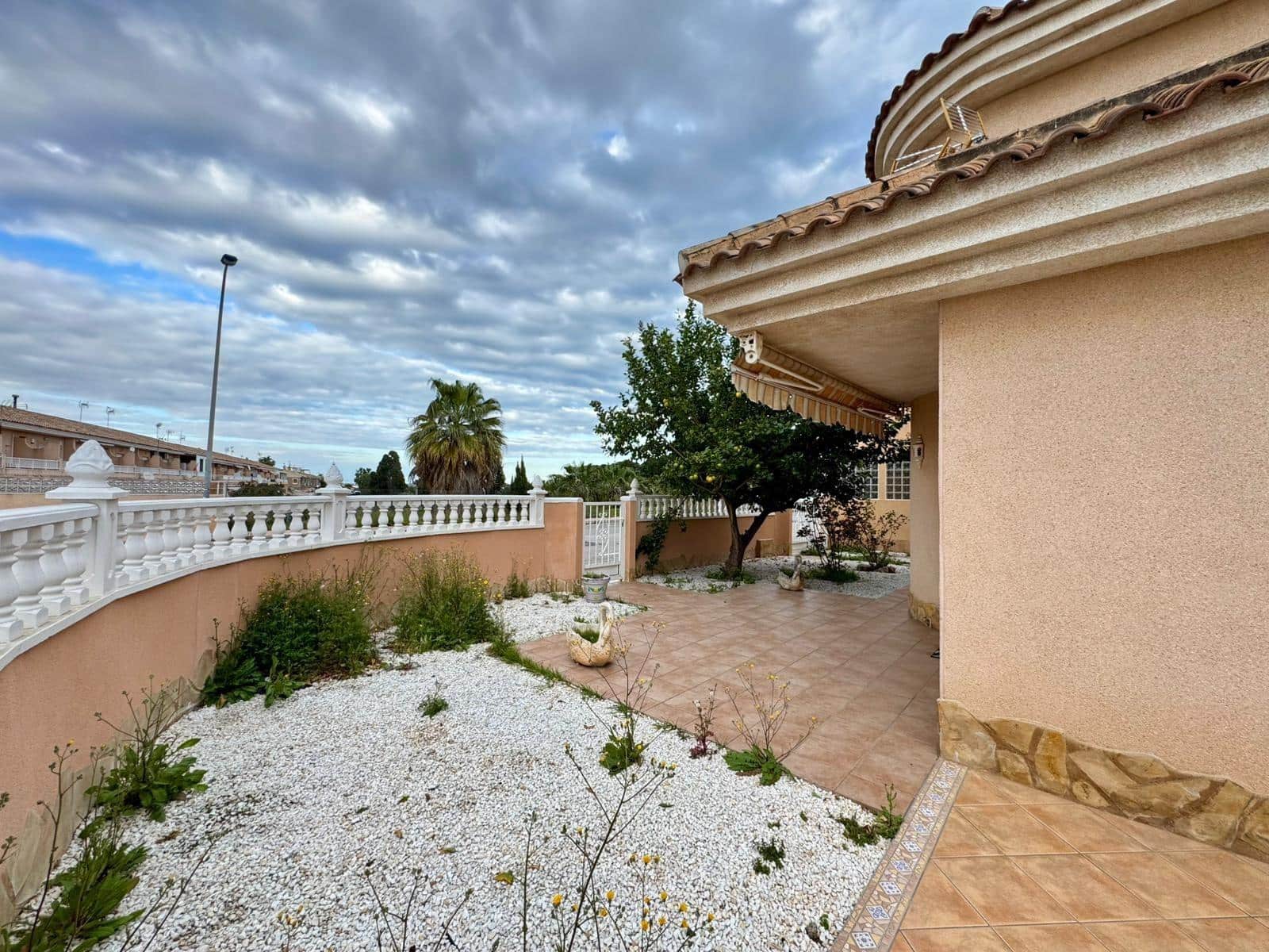 3 sypialnia Willa na sprzedaż w Torrevieja z basenem garażem - 330 000 € (Ref: 9671133)