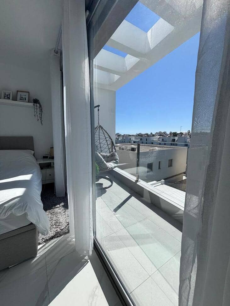 Chalet de 5 habitaciones en Villamartin en venta con piscina - 595.000 € (Ref: 9687665)