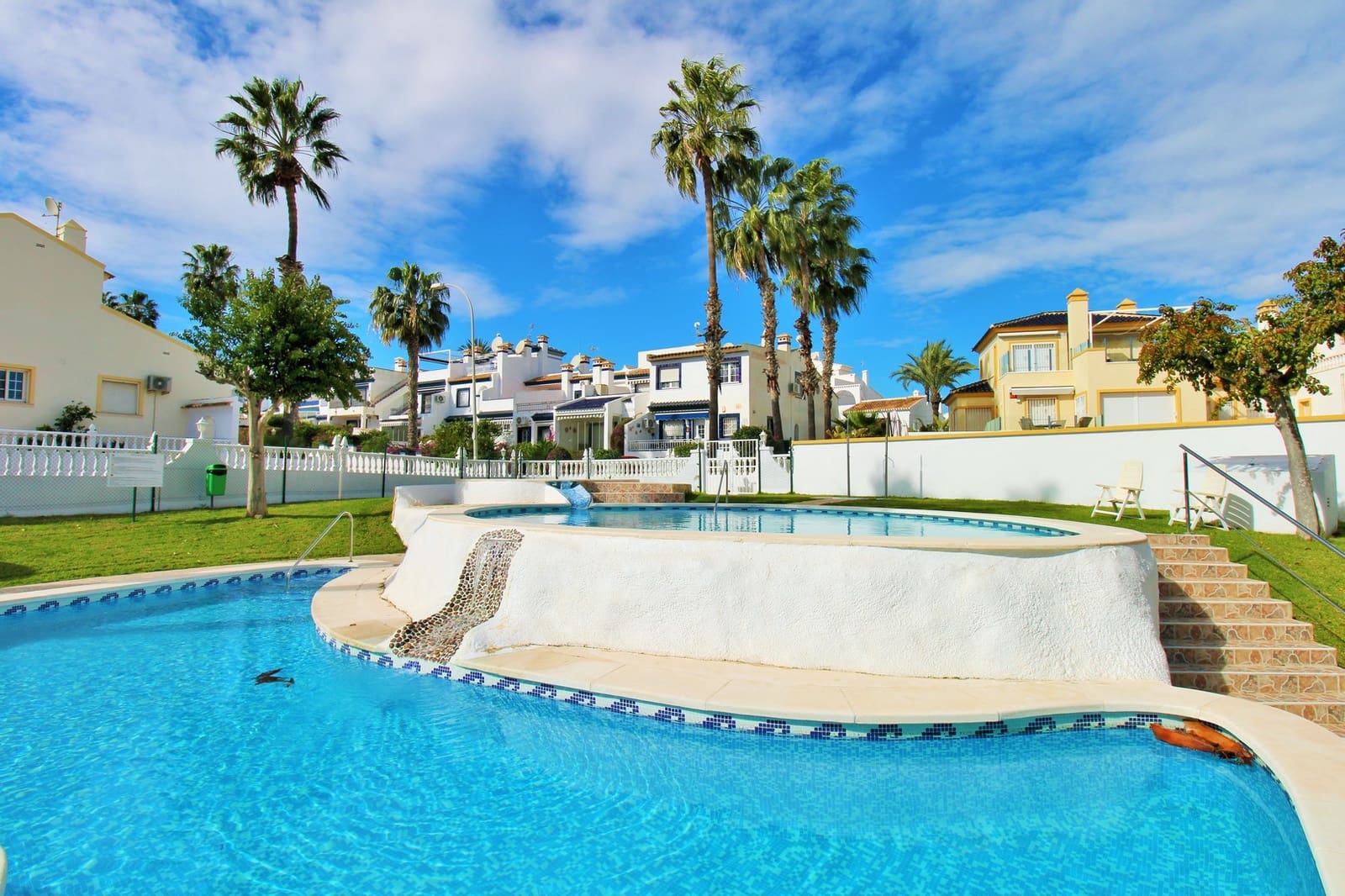 Casa de 4 habitaciones en Villamartin en venta con piscina - 295.000 € (Ref: 9720744)