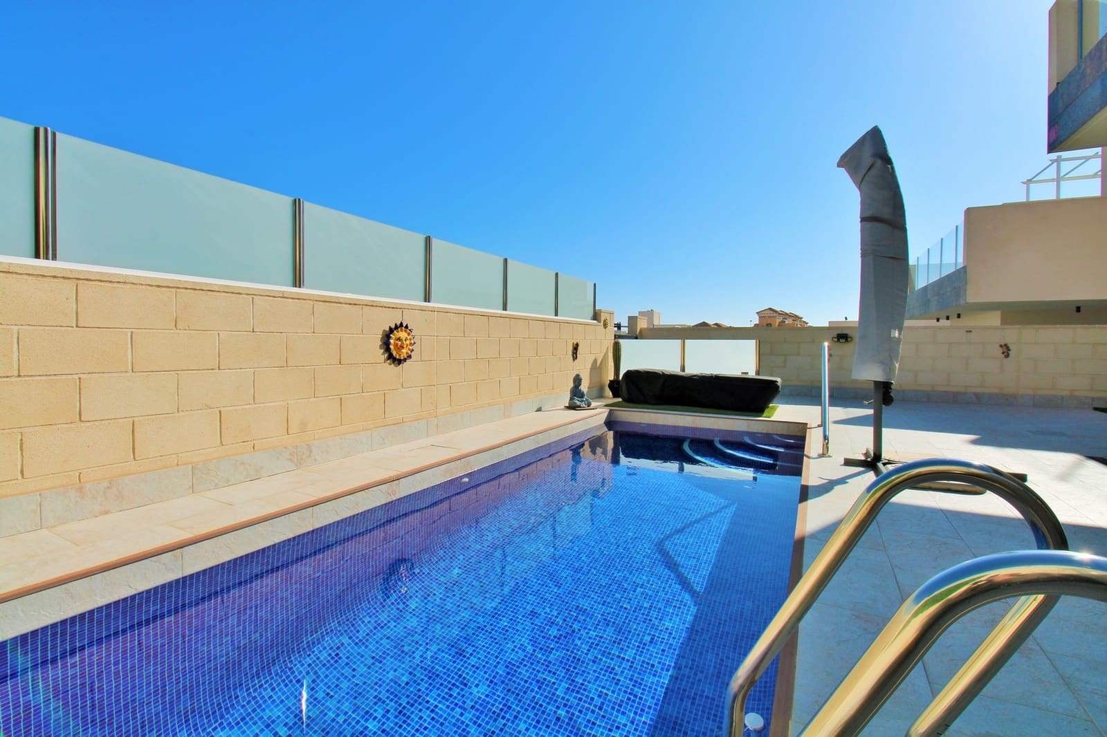 Chalet de 3 habitaciones en Villamartin en venta con piscina - 375.000 € (Ref: 9729568)